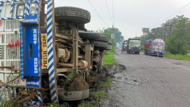 Photo of सिंदरी बस्ती में एसीसी से निकली गाड़ी पलटी खा गयी।* सिंदरी। लगातार दो दिनों से एसीसी के फैक्ट्री की ट्रक या तो जानवर को 