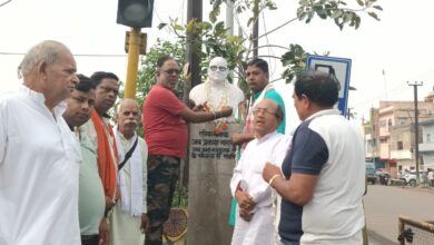 Photo of कतरास मोड जे.पी.चौक पर सम्पूर्ण क्रांति दिवस के उपलक्ष पर लोकनायक जय प्रकाश नारायण की प्रतिमा को माल्यार्पण