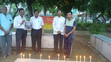 Photo of लंदन जा रहे विमान हादसे में मारे गए 242 लोगों को सेक्टर 14 में श्रद्धांजलि दी गई।