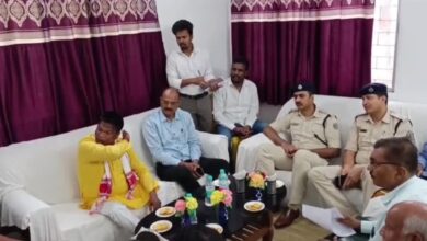 Photo of धनबाद के सिनिडीह गेस्ट हाउस में वार्ता के दौरान बीजेपी सांसद ढुल्लू महतो भड़क गए. उन्होंने पुलिस के सामने ही जीएम को फटकार लगाई.* 