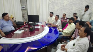 Photo of चोरों ने श्रमिकों पर पत्थर बाजी कर दिया।  लोहा चोरों के आतंक मचा हुआ है।
