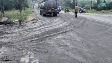 Photo of सेल के टासरा प्रोजेक्ट की लापरवाही से रोड में हो रही है कीचड़ गिर रहे हैं बाइक सवार।