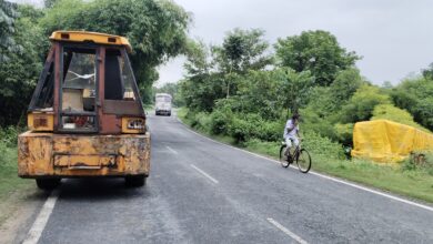 Photo of सिंदरी में अनियंत्रित ट्रक सड़क से उतर कर नाले में गिरा