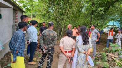 Photo of बोडमुड़ी गांव में अनाबाद जमीन के अतिक्रमण की जांच करते हुए 