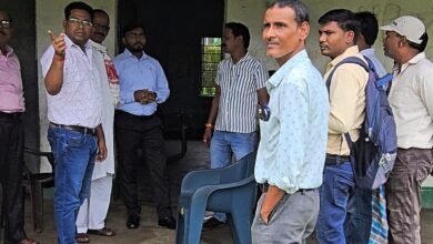Photo of *न्यू प्राथमिक विद्यालय चिटाही (छाताबाद) का अंचल अधिकारी बलियापुर ने किया निरीक्षण,* 