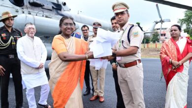 Photo of माननीय राष्ट्रपति का एसएसपी महोदय ने पुष्पगुच्छ प्रदान कर किया स्वागत*