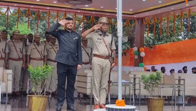 Photo of पुलिस लाइन में एसएसपी महोदय ने किया ध्वजारोहण, कहा- हर मोर्चे पर बेहतर काम कर रही है धनबाद पुलिस*