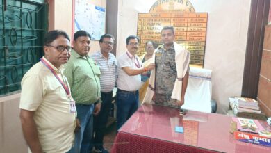 Photo of पाथरडीह थाना प्रभारी अंशु कुमार झा को अंतरराष्ट्रीय मानवाधिकार न्यायिक सुरक्षा परिषद के पदाधिकारी ने उनके