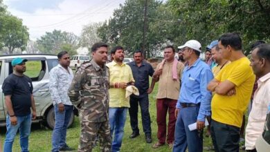 Photo of बीच बस्ती से होकर आउटसोर्सिंग की सड़क बनाने का विरोध, रोका काम*