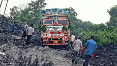 Photo of चासनाला पाथरडीह सेल सुरक्षा कर्मियों ने अवैध कोयला लदा ट्रक पकड़ा BR52 G 4107 कर पाथरडीह पुलिस को सौंपा।