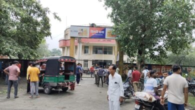 Photo of सिंदरी थाना में सुबह का 8:00 बजे से बॉडी रखकर वह हंगामा चल रहा है मगर अभी तक मुआवजा का कोई पण संतोषजनक बात नहीं हो पाई है। 