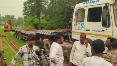 Photo of सिंदरी में दिनदहाड़े हो रही थी बिजली पोल की चोरी  पोल लगाने आए संवेदक ने चोरों को किया पुलिस के हवाले