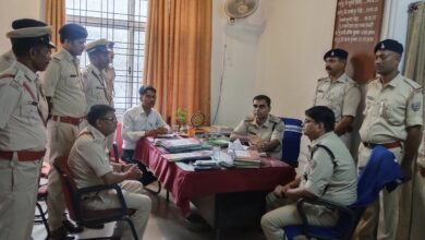Photo of सिंदरी थाना का औचक निरीक्षण करने पहुँचे सिटी एसपी ऋत्विक श्रीवास्तव