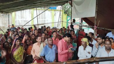 Photo of सिंदरी बस्ती के ग्रामीणों ने सेटलिंग टैंक पर शुरू किया अनिश्चितकालीन धरना