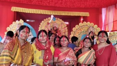 Photo of बंगाली समाज की महिलाओं ने देवी दुर्गा के विसर्जन के पूर्व सिंदूर खेला में भाग लिया* 