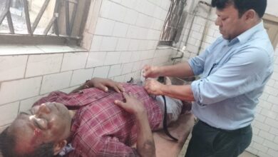 Photo of अज्ञात वाहन के चपेट में आने से दो व्यक्ति बुरी तरह घायल