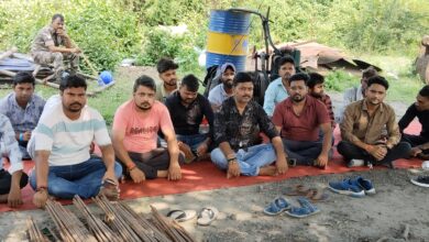 Photo of रोजगार को लेकर अखंड धरणा जनता मजदूर संघ का चालू   सिंदरी थाना प्रभारी ने दल बल के साथ छाई उठवाने में संवेदक की सहायता की 