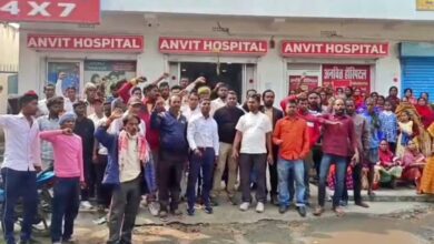 Photo of धनबाद में महिला की मौत के बाद आपे से बाहर हुए परिजन, दोषी डॉक्टर पर इलाज में लापरवाही का लगाया आरोप*