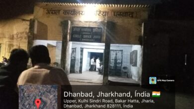 Photo of झरिया अंचल अधिकारी की लापरवाही से रात्रि के 10:00 तक अंचल बंद करके होती है काम 