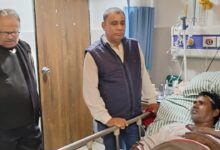 Photo of सीपीएम के राज्य सचिव प्रकाश विप्लव तथा जिला सचिव विकास कुमार ठाकुर, घायल मनोज पासवान को देखने अस्पताल पहुंचे*