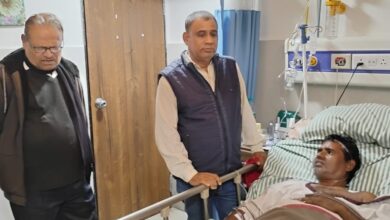 Photo of सीपीएम के राज्य सचिव प्रकाश विप्लव तथा जिला सचिव विकास कुमार ठाकुर, घायल मनोज पासवान को देखने अस्पताल पहुंचे*