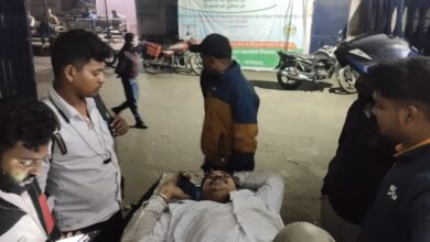 Photo of गौशाला में फोर व्हीलर और बाइक में जोरदार टक्कर युवक हुए घायल।