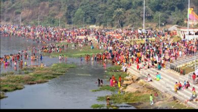 Photo of कार्तिक पूर्णिमा पर सिंदरी में लोगों ने लगाई आस्था की डुबकी