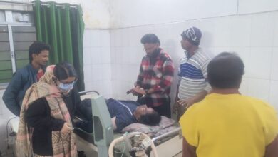 Photo of हाइवा और बाइक में जोरदार टक्कर पिता और पुत्र हुए बुरी तरह गंभीर।