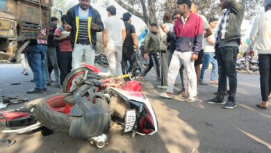 Photo of तेज रफ्तार बाइक सवार ने खड़ी ट्रक में मारा धक्का, घटनास्थल पर दोनों सवारियों की मौत