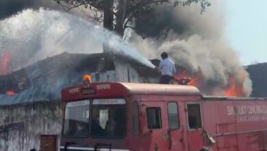 Photo of झरिया प्लास्टिक फैक्ट्री में आग लगने से मची हड़कंप आसपास के लोग भाग दौड़ में नजर आए