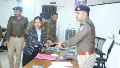 Photo of रांची पुलिस में बड़ी सफलता की ओर 93 चोरी का मोबाइल का किया बरामद परिजनों को सौप दिया मोबाइल।