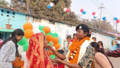 Photo of मुस्कान कुमारी के बीएसएफ बनने की खुशी में डॉ वीरेंद्र सम्मानित करने पहुंचे।