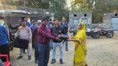 Photo of बढ़ती ठंड को देखते हुए भाकपा माले नेता जीतू सिंह ने कमल वितरण किया।