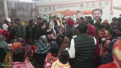 Photo of कांग्रेस कार्यालय में कमल वितरण करने की खुशी में अनुपमा सिंह झरिया अंचल निरीक्षक अभय कुमार सिन्हा को सम्मानित किया गुलदस्ता देकर