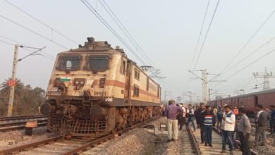 Photo of धनबाद सिंदरी सवारी गाड़ी का इंजन मार्शलिंग यार्ड के निकट डिरेल्ड, रेल महकमा में हडकंप, 