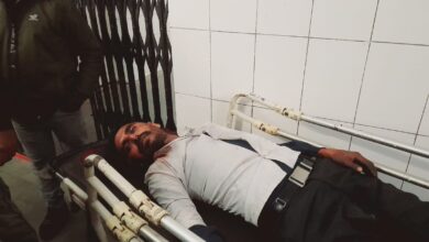 Photo of जोड़ापोखर सड़क किनारे खड़े भारी वाहनों के कारण भीषण टक्कर, दो युवक गंभीर रूप से घायल ।* 