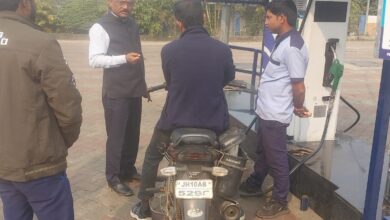 Photo of बलियापुर अंचल अधिकारी ने नो हेलमेट नो पेट्रोल का चलाया अभियान* 