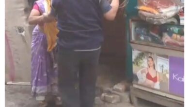Photo of मनसनकी दुकानदार ने अधेड़ सफाई-कर्मी महिला को सरेआम बाजार में पीटा।