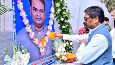 Photo of मुख्यमंत्री हेमंत सोरेन ने डॉ. बुद्धदेव महतो को दी श्रद्धांजलि; पूर्व विधायक आनंद महतो से मिलकर साझा किया दुख