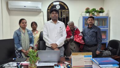 Photo of बेसहारा वृद्ध को मिला डालसा का सहारा  पीएलवी ने निभाई पुत्र की भूमिका बुजुर्ग को दिया सहारा