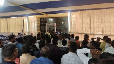 Photo of धनबाद चुनाव: मतदान केंद्र पर हंगामा, पुलिस और समर्थकों के बीच तीखी झड़प