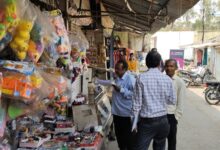 Photo of सिंदरी मार्केट में दुकानों की पैमाइश शुरू: झरिया अंचल के राजस्व कर्मचारी अभय कुमार सिन्हा ने किया निरीक्षण।