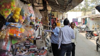 Photo of सिंदरी मार्केट में दुकानों की पैमाइश शुरू: झरिया अंचल के राजस्व कर्मचारी अभय कुमार सिन्हा ने किया निरीक्षण।
