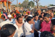 Photo of गुजरात में काम के दौरान युवक की मौत,पार्थिव शरीर आज गांव पहुंचा,बगोदर विधायक नागेन्द्र महतो की पहल पर पीड़ित परिवार को ₹17 लाख का मुआवजा।