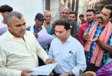 Photo of कतरास की प्यास बुझाने के लिए डॉ. विनोद गोस्वामी का दिल्ली तक हिला प्रशासन; रेलवे इंटेलिजेंस की टीम पहुंची जमीन पर