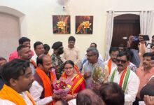 Photo of रघुबर दास को सिंदरी की भाजपा नेत्री तारा देवी ने पुष्प गुच्छ व अंगवस्त्र देकर अभिनंदन एवं स्वागत किया*