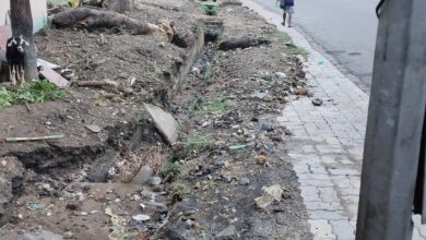 Photo of निगम की अनदेखी सिंदरी धनबाद मेन रोड पर शौचालय से टायर दुकान तक नाली जाम, राहगीरों का चलना दूभर