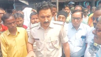 Photo of भ्रष्टाचार की भेंट चढ़ी सिंदरी की सड़क नुनुडीह बाजार में ग्रामीणों का उग्र प्रदर्शन चक्का जाम