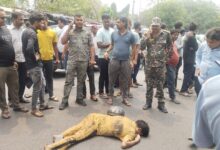 Photo of लोको बाजार हादसा 10 चक्का हाइवा ने ली कंद्रा बाजार के दुकानदार की जान पुलिस और प्रशासन के खिलाफ फूटा आक्रोश।