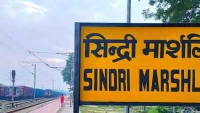 Photo of मार्शलिंग यार्ड में पेलोडर का बकेट गिरने से मैकेनिक की मौत, मुआवजे को लेकर परिजनों में आक्रोश